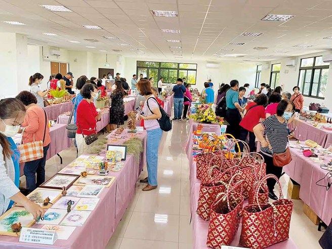 台南市市民学苑静态成果展。（台南市政府民政局提供）
