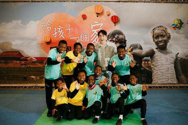 陳謙文已長達11年參與長期助養計畫，透過ACC關懷並認養非洲小朋友。（葡萄長文創工作室提供）