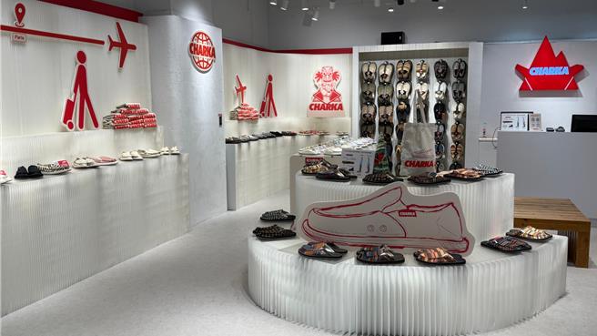 业者看好新品牌CHARKA的潜力，决定进军台湾市场，近日更插旗高雄梦时代展店，祭出全面9折优惠。（柯宗纬摄）