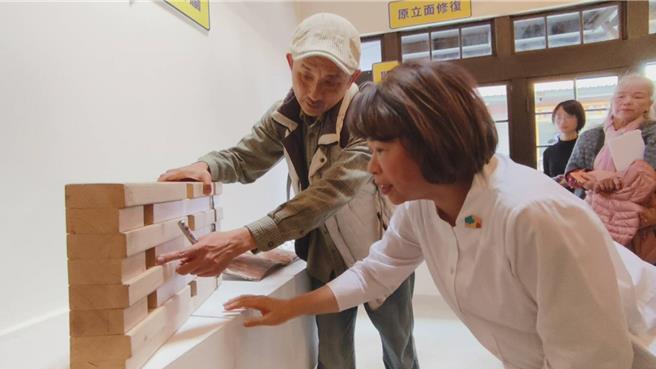 嘉义市长黄敏惠细看吴宅採用的钉接（NLT）技术。（廖素慧摄）