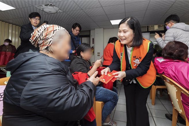 蔡衍明爱心基金会「公益青年送爱下乡趣」春节慰问活动，30日在竹东区社会福利服务中心举行，基金会经理徐海伦（右）赠送「旺福红包」给弱势家庭。（罗浚滨摄）