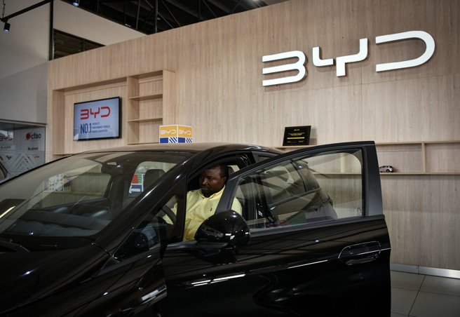 大陆电动车市场竞争激烈，比亚迪仍独占鳌头。（图／新华社）