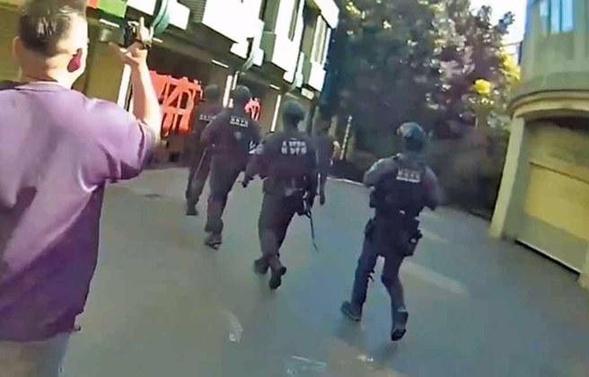 113年9月4日在高雄市、台中市、桃园市，刑警大队侦破张姓犯嫌等22人假投资诈骗水房，查扣房屋2处、麦拉伦、宾士、BMW汽车4部、证券约200万元、新臺币约280万元、344颗USDT等不法利得约9千万元。（高雄市政府警察局提供）