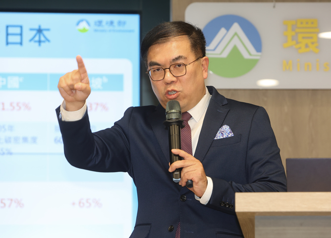 环境部长彭启明先前多次透露，将设定更有企图的减碳目标，30日正式宣布2030年减碳目标提升至26至30％，仅次于日本。（刘宗龙摄）