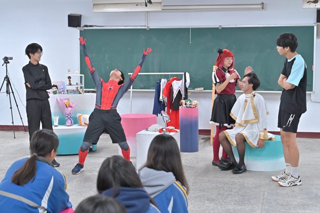 南大戲劇系師生期待透過這次別具意義的教習劇場，在校園內持續推動性別平等意識。(照片/南大提供)