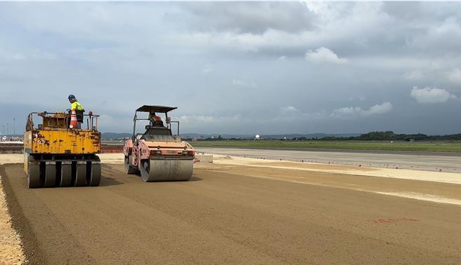 第三航厦机坪工程使用重型胶轮滚压机进行载重试验，确保道基品质增加耐久性，因应机场营运需求。 （机场公司提供／陈麒全桃园机场传真）