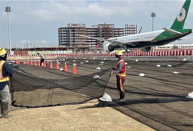 「第三航站区机坪、滑行道及机坪设施工程」落实环境保护，图为于工地裸露地表覆盖防尘网，施工兼顾环境永续。 （机场公司提供／陈麒全桃园机场传真）