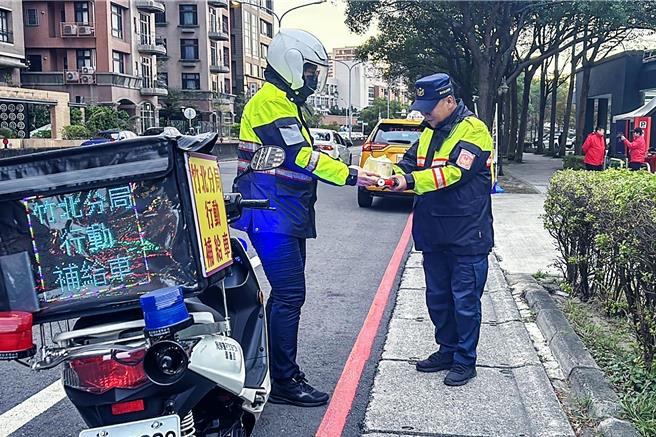 2025大新竹跨年晚会31日晚将登场，竹北分局「Food Police行动补给车」首度登场，为执勤员警送上热腾腾的餐点，减少员警来回往返取餐的时间，也能在岗位上快速补充体力。（竹北分局提供／罗浚滨新竹传真）
