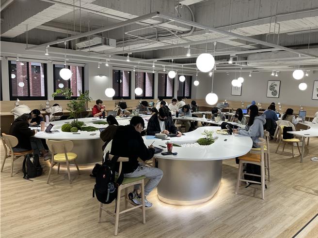 中山大学图资大楼「书香町」经全新改造后，提供师生一个好的阅读环境。（中山大学提供／郭良杰高雄传真）