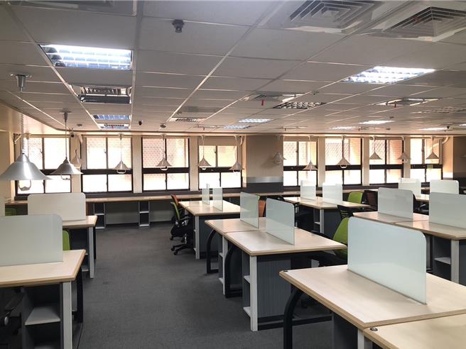 「书香町」在改造前装潢结构已渐耗损不堪使用，硬体设备也不符学生使用需求。（中山大学提供／郭良杰高雄传真）