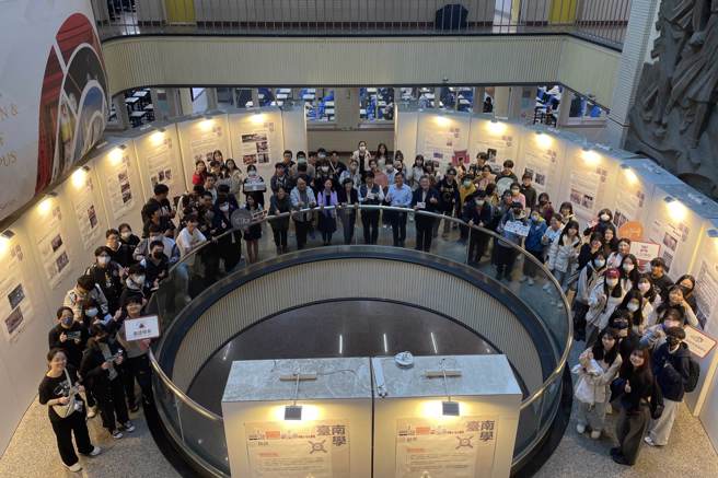 南大师生诚挚邀请社会各界蒞临文荟楼一楼大厅，亲身感受臺南的文化魅力与学生的学习热忱。(照片/南大提供)