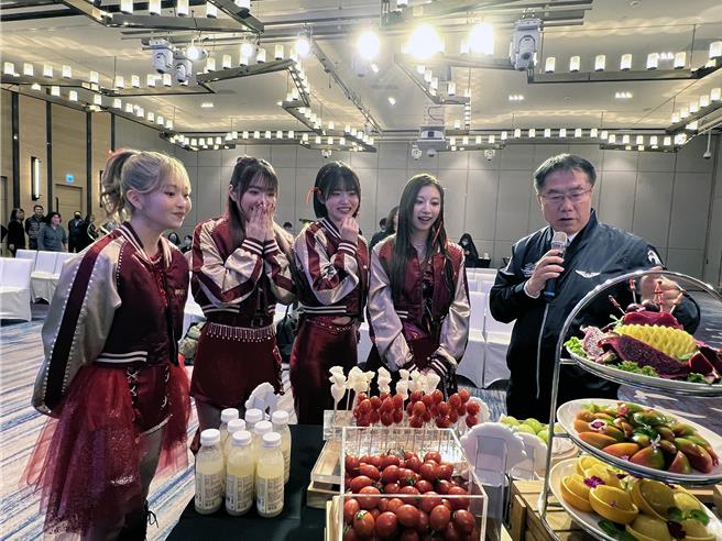 台南市长黄伟哲30日在媒体见面会迎接@onefive时，特别准备满满2桌的美食特产热烈欢迎。（洪荣志摄）