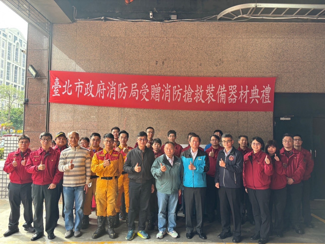 空调公司无私捐赠消防器材，帮助消防队员提升救灾能力。（翻摄画面）