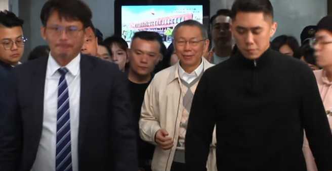 柯文哲交保后步出北院。（图 / 刘咏韵翻摄）