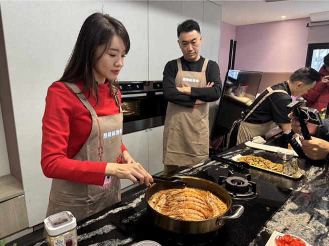 立法委員林沛祥（右）與議員許睿慈（左）30日上午在主廚指導下，展現廚藝料理年菜給基隆市的長者享用。（張志康攝）