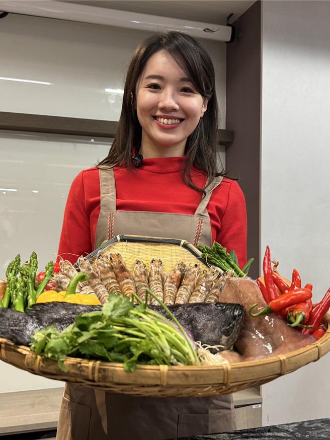 基隆市議員許睿慈推薦基隆區漁會推出的年節海鮮禮盒，並表示海鮮料理可以透過簡單的烹調就能有好味道。（張志康攝）