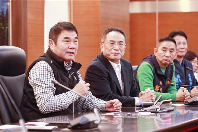 苗栗县长锺东锦(左一)表示，感谢企业家蔡清泉与县议员郑秋风共同促成捐赠福祉车，未来将协助接送长辈及行动不便的乡亲前往社区照顾关怀据点或老人幼稚园等场所。（吕丽甄摄）