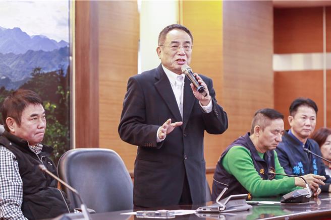 苗栗县后龙子弟鼎群工程董事长蔡清泉(左二)捐赠价值145万元「阿公阿嬷娃娃车玉蕋文章号」福祉车，无论何时只要能帮助故乡，他都会义不容辞，他从小生活艰苦，始终坚持回馈故乡的信念。（吕丽甄摄）