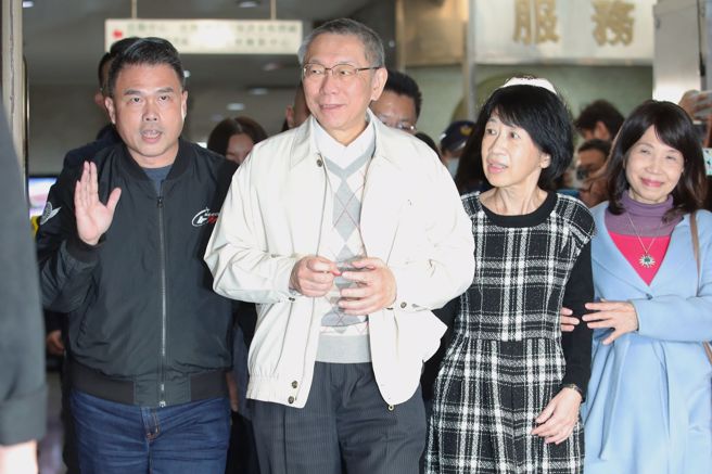 民眾黨主席柯文哲（左二）涉京華城弊案、政治獻金案，29日重回台北地院開羈押庭，最終裁定柯文哲7000萬元交保，並戴電子腳鐐，限制出境、出海8個月。柯文哲妻子陳佩琪（右二）湊出剩下的4000萬元，30日到北院為丈夫交保，並一起步出北院。（黃世麒攝）