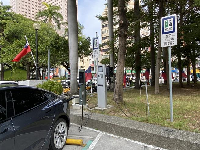 台中市设籍电动车数量高达1万3600辆，明年元旦起，市府试办实施电动车停车收费、充电以度计费政策。（陈淑娥摄）