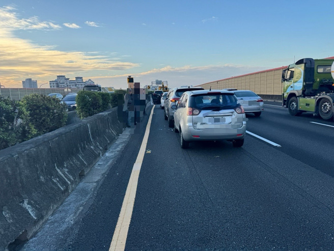 国道1号南下322公里永康路段今（30）日清晨7时17分惊传5车连环追撞事故。（图警方提供／简铭柱翻摄）