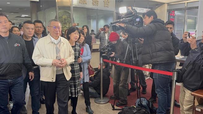 柯文哲二度交保，在妻子陈佩琪及民眾党立委黄国昌陪同下步出法院。（赖佩璇摄）