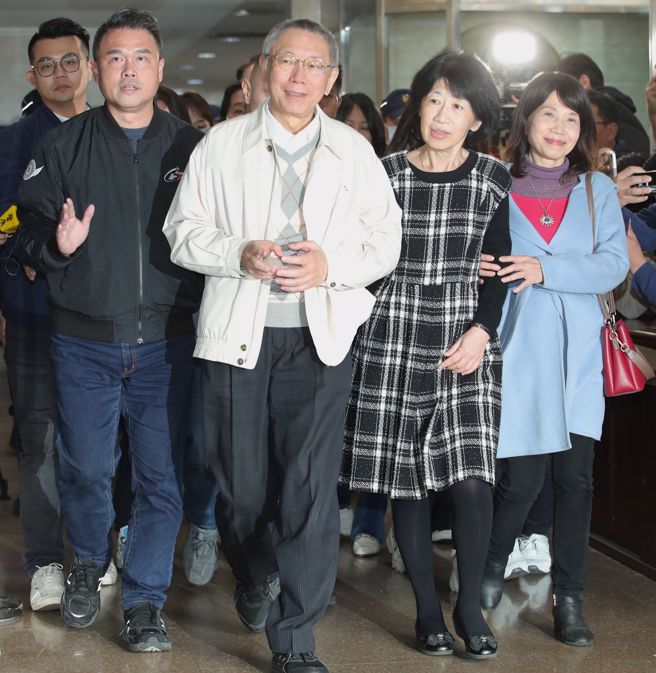 民眾党主席柯文哲（左二）涉京华城弊案、政治献金案，29日重回台北地院开羁押庭，最终裁定柯文哲7000万元交保，并戴电子脚镣，限制出境、出海8个月。（黄世麒摄）