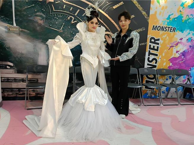 建国科大美容系四年级郭锡恩（右）在2024 TSIA国际美业菁英赛中，拿下时尚新娘彩妆组（动态组）冠军。（叶静美摄）