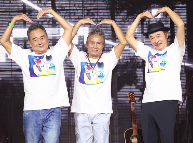 陳昇（左起）今和新寶島康樂隊成員阿VAN、黃連煜一同彩排。（陳俊吉攝）