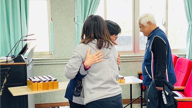 郭婞淳與國小班導師張美倫久別重逢，兩人深情相擁。（蕭嘉蕙攝）