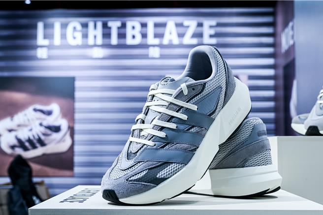 adidas LIGHTBLAZE系列，3490元。（adidas提供／朱世凱台北傳真）