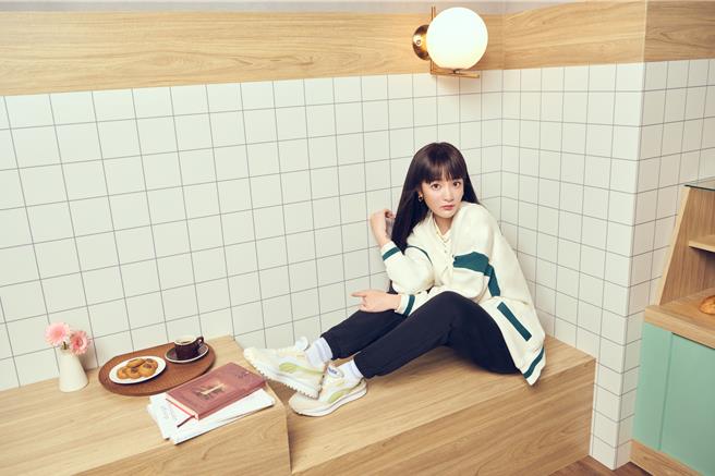 王淨演繹PUMA STYLE RIDER雙色彎刀新配色鞋款，3280元。（PUMA提供／朱世凱台北傳真）