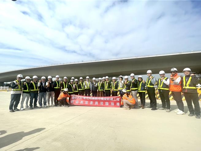 地方期盼逾10年的大肚和美桥自2023年开工，台中市建设局长陈大田与多位民代30日前往视察工程进度，目前进度将近60％，预计2026年8月顺利通车。（中市府提供／潘虹恩台中传真）