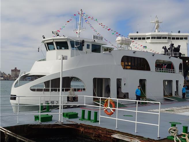 高雄市輪船公司啟用「雄棧2號」、「艾莉絲」2艘全新電動渡輪。圖為「雄棧2號」。（任義宇攝）