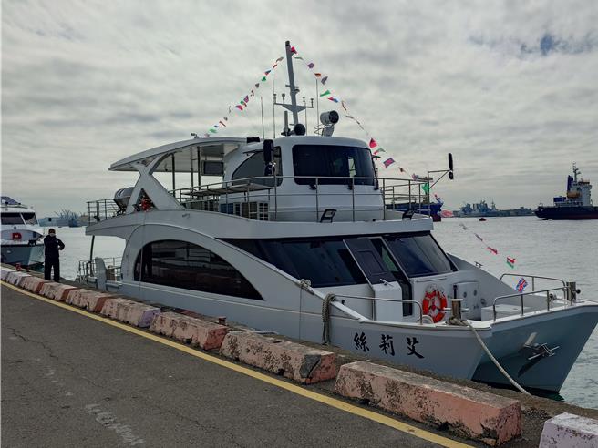 高雄市輪船公司啟用「雄棧2號」、「艾莉絲」2艘全新電動渡輪。圖為「艾莉絲」。（任義宇攝）