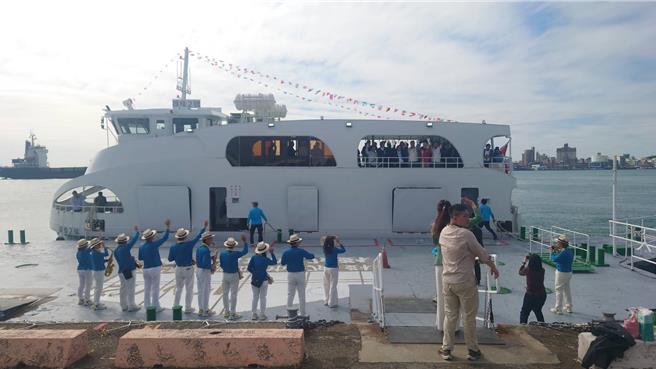 高雄市長陳其邁上船體驗電動渡輪0震動特性，未來會持續推動渡輪電動綠能化。（任義宇攝）