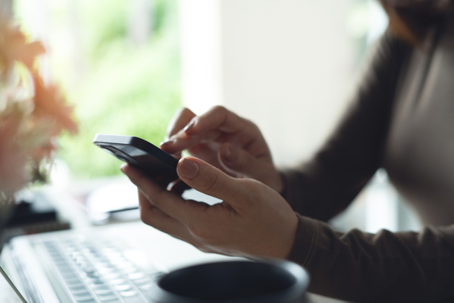 旧款旗舰手机降价幅度大，拉高CP值。（示意图／shutterstock达志）