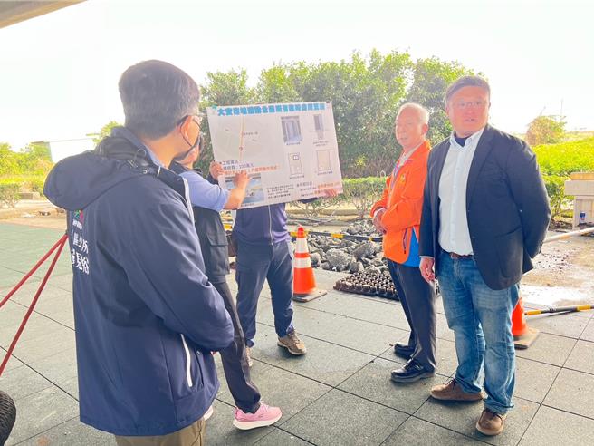 市议员施志昌（右）于30日邀集相关单位至南埔运动公园会勘，希望公厕重盖，观旅局承诺，于2025年1月底前改善，让民眾有便利的如厕环境。（施志昌服务处提供／张妍溱台中传真）