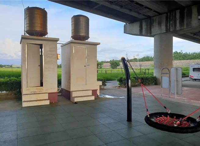 南埔运动公园内的厕所竟是「有障碍设施」有高低落差，轮椅族根本无法使用，认为「不友善」。（施志昌服务处提供／张妍溱台中传真）