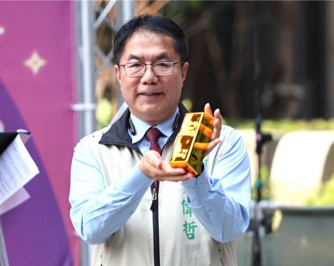 台南購物節近日登錄金額突破30億元，往40億元邁進，市長黃偉哲預告明年2月將加碼抽出1公斤黃金大獎。（台南市政府經發局提供／張毓翎台南傳真）