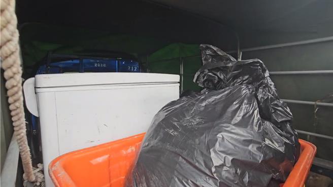 棄屍貨車的後廂載運著一具冰櫃，遺體就遭棄置在內，一旁還有一批金紙。（張志康攝）
