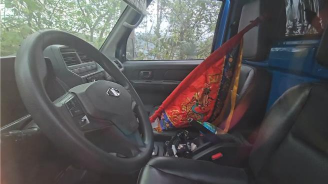 基隆市驚傳一起疑似殺人棄屍案，凶嫌將被害人遺體棄置在貨車上的冰櫃中，貨車前座還有一支道教的令旗。（張志康攝）