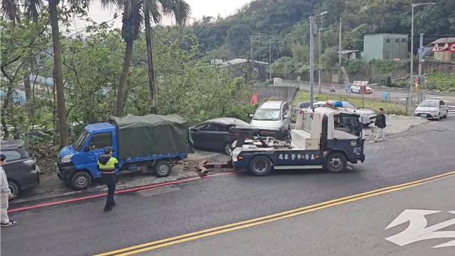基隆市驚傳一起疑似殺人棄屍案，警方在採證後，將涉案貨車吊離現場。（張志康攝）