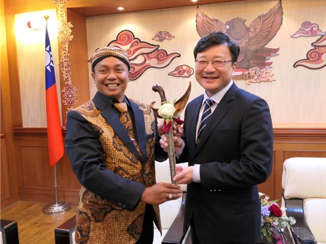 印尼亲王孙德裘（左）30日到云林县虎尾科大进行交流，并致赠「克里斯剑」给校长张信良（右），未来双方将针对糖业、偶戏文化、科技人才等扩大交流。（张朝欣摄）