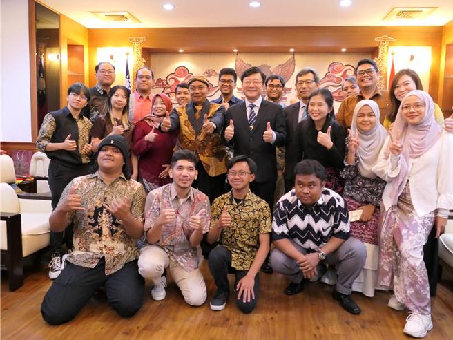 印尼亲王孙德裘（中排左四）30日到云林县虎尾科大交流，鼓励校内印尼学生用功读书，未来双方将针对糖业、偶戏文化、科技人才等扩大交流。（张朝欣摄）