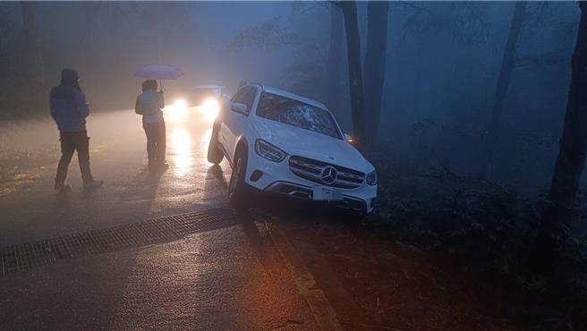 2024年12月30日苗栗縣／苗栗縣南庄鄉28日上午6時，發生一起受困事件，43歲的張姓男子駕駛自小客車在南庄鄉蓬萊村大坪頂加里山登山口2.5公里處，由於山區大霧能見度差，不慎滑落邊坡，無法動彈受困。（讀者提供／呂麗甄苗栗傳真）