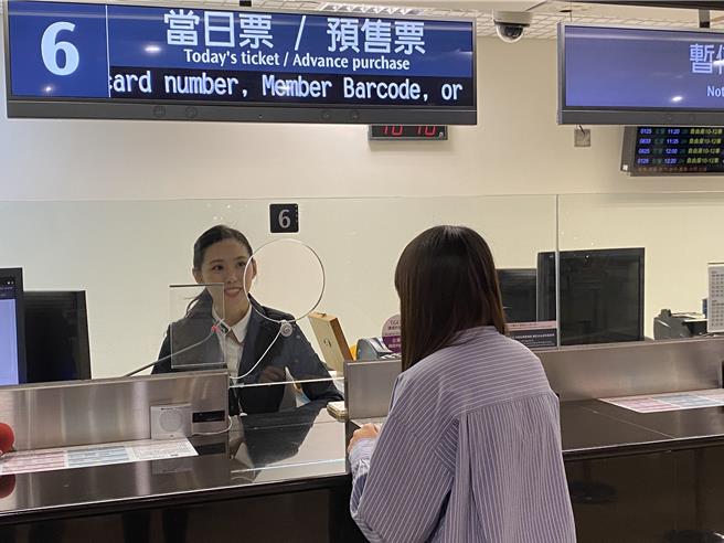 立法院院會擬排訂審議《老人福利法》修正草案，部分黨團及立法委員提案讓65歲以上或75歲以上老人之必要陪伴人，搭乘交通運輸工具得比照享半價優待。（陳祐誠攝）