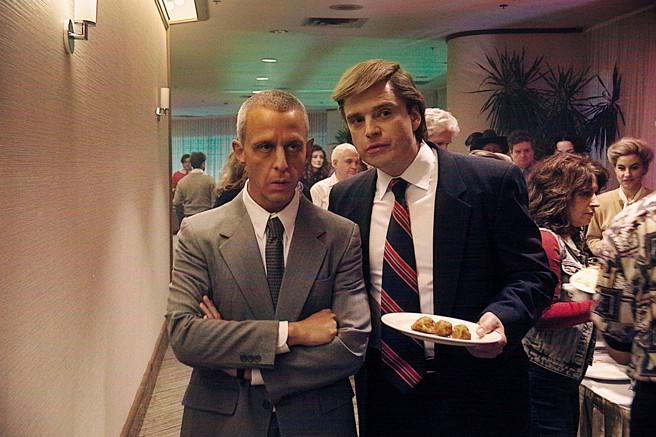 本片刻画川普在罗依科恩的指导下，如何像怪物般走上成功之路，右为赛巴斯汀史坦，左为杰瑞米史壮。(照片/采昌国际多媒体提供)