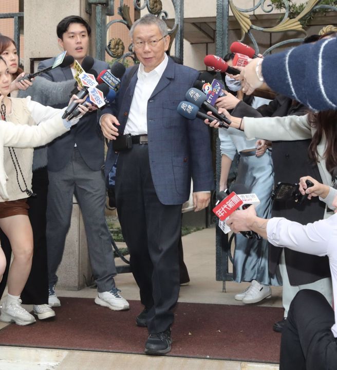 民眾党主席柯文哲涉京华城弊案、政治献金案，柯文哲妻子陈佩琪凑出剩下的4000万元，30日到北院为丈夫交保并一起回家后，柯文哲换完衣服后又随即出门。（陈君玮摄）