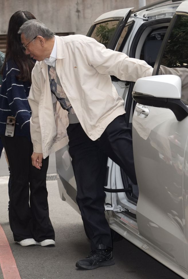 柯文哲回家下车时，一度露出电子脚镣。（陈君玮摄）